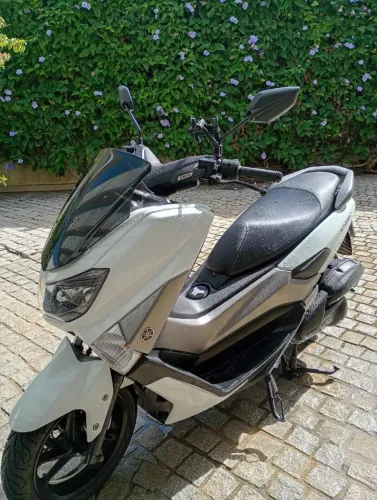 Moto Nmax 160 Branca Perolizada acompanha Capacete