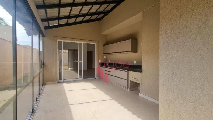 Casa em Condomínio Fechado para Alugar de 03 Quartos no Bairro Fazenda Santa Maria em Crav