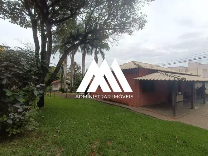 Vendo excelente casa em Itaúna em excelente localização!