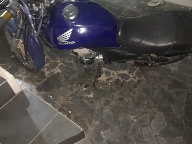 Detalhes de pintura,pneus bons,motor e cambio bom chama