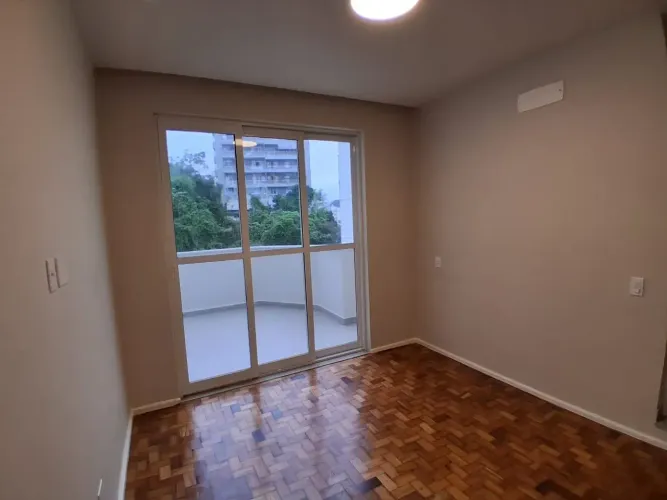 Apartamento reformado em Laranjeiras Rua Soares Cabral