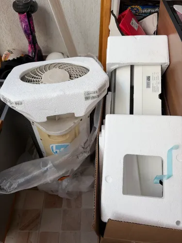 Ar condicionado Midea, split, 12000 btus, com necessidade de reparo no condensador.