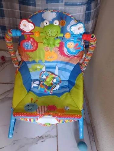 balanço de bebê ,vibra e toca música menino em ótimo estado.