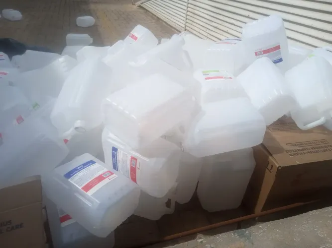 VENDE SE GALOES RECICLAVEIS DE 5 LITROS, PARA PRODUCAO DE PRODUTOS DE LIMPEZA EM GERAL