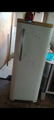 Vende se geladeira