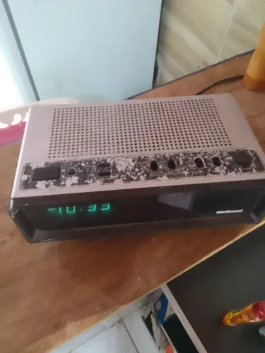 Radios  relógios e toca fita antigos