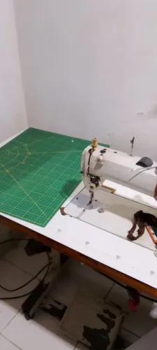 Máquina de costura reta e overloque industrial