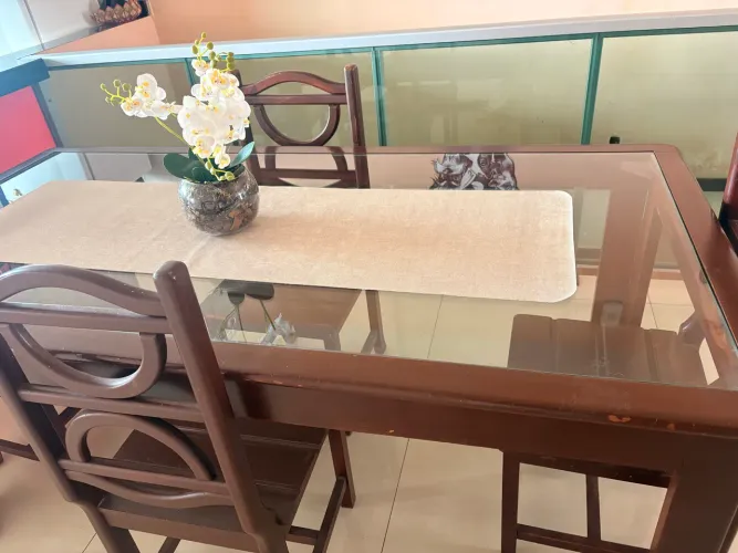 Mesa de Jantar em Madeira Maciça com Tampo de Vidro + 4 cadeiras