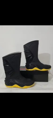Bota Preta N° 43, bonita, original, confortável, antiderrapante, impermeável. 