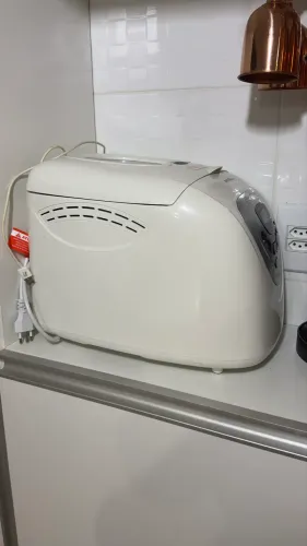 Panificadora pouco uso- só por os ingredientes e sai o pão assado