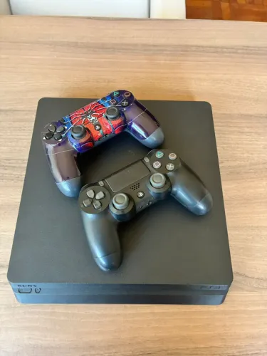 Play Station 4 Slim 1T PS4 + 3 Controles