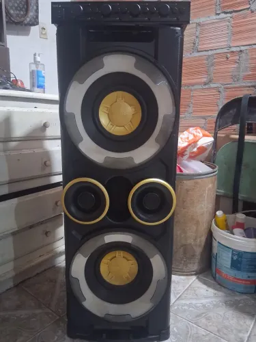 Vendo caixa com amplificador em perfeito estado de funcionamento 