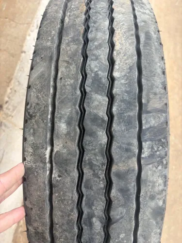 Pneu 215/75 raio 17.5