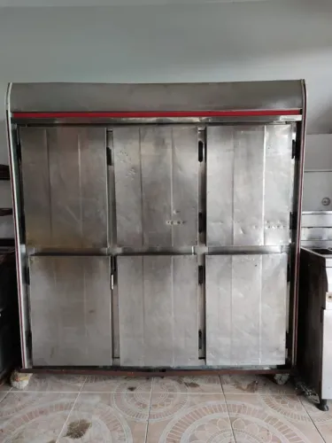 vendo refrigeradores de inox um com  4 portas e 6 portas em bom estado