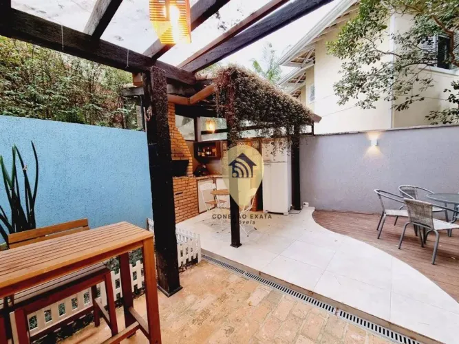 Casa Reformada à venda em condomínio fechado 274m2 de área - 3 Dormitórios ( 1 Suíte ) - 2