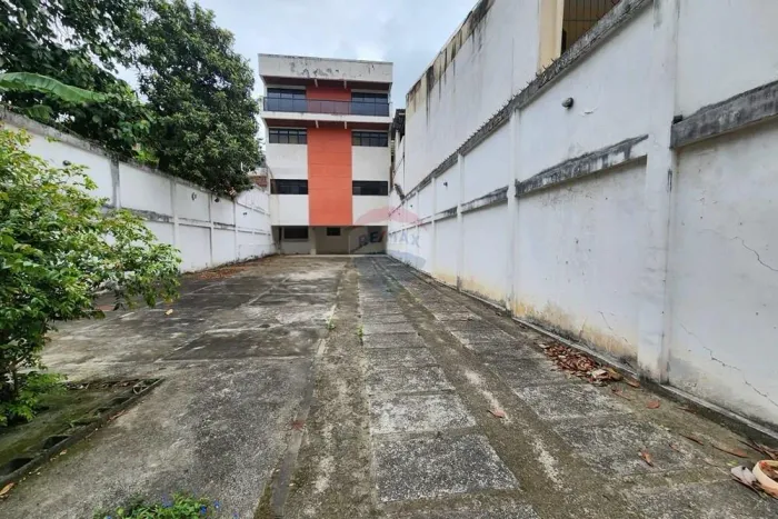 Ponto Comercial com amplo terreno e 783m² área construída, na Freguesia!