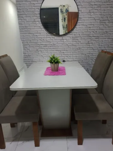 Mesa de jantar 4 cadeiras.