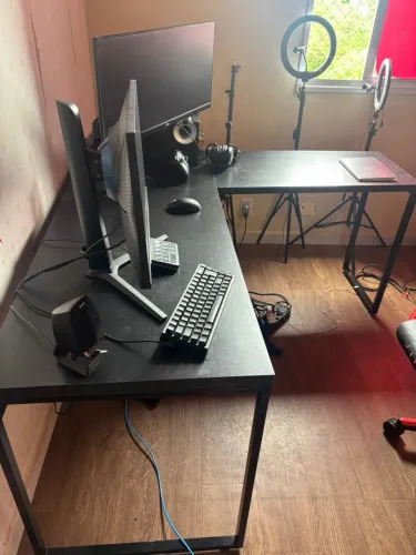 Escrivaninha em L 1.5m x 75cm x 60cm com suporte articulado incluso
