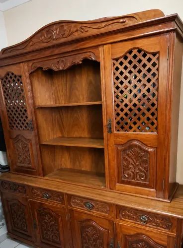 Mesa de Jantar com cadeiras e cristaleira