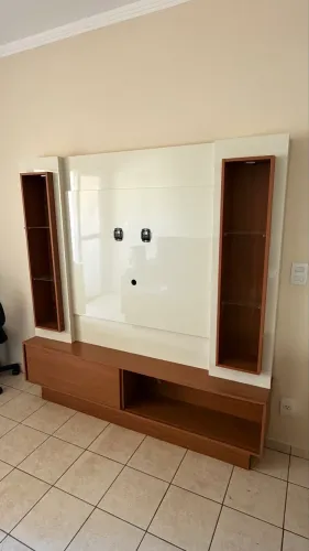 Painel para TV com rack e nichos