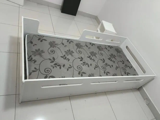 Vendo cama infantil montessoriana, com colchão e criado mudo em ótimo estado