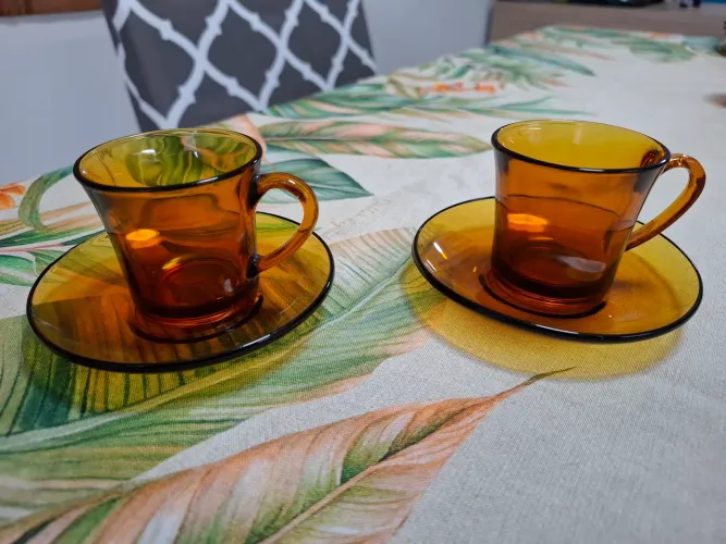 Xícaras de café com pires