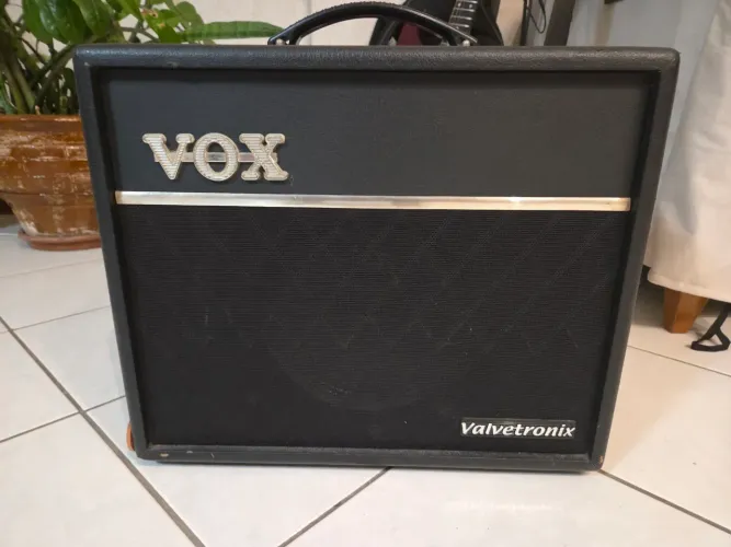 Amplificador Vox Valvetronix VT20+ (Híbrido com Válvula 12AX7)