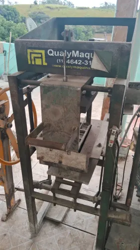 Maquina para fazer blocos de cimento com formas, de 10 e 15,betoneira, e palets para secar