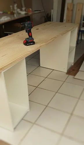 Mesa de MDF com tampo de madeira pinus