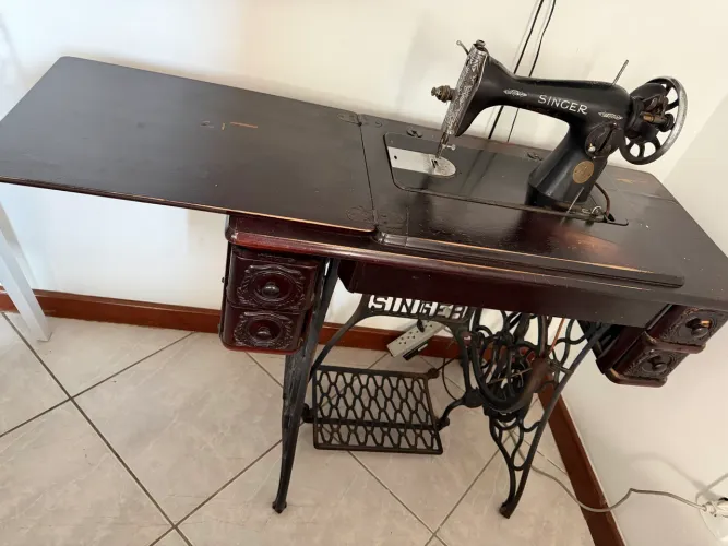 Máquina de costura/bordado Singer (50 anos)