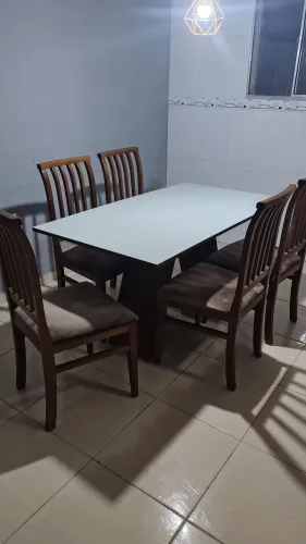 Mesa de jantar 6 lugares em madeira com 6 cadeiras