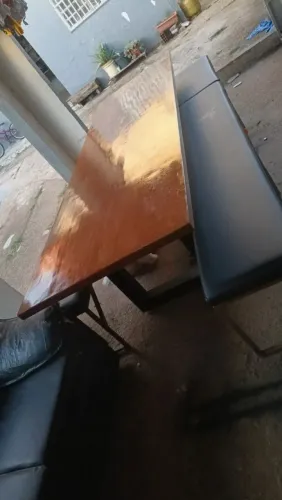 Mesa rústica 3,00 x 0,90 m com pés de ferro + bancos acolchoados