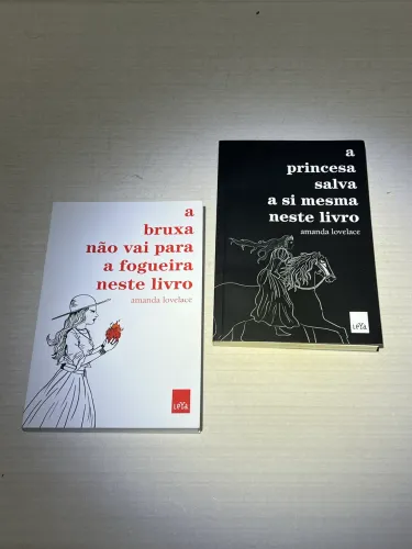 Vendo livros A princesa salva a si mesma neste livro e A bruxa não vai para a fogueira