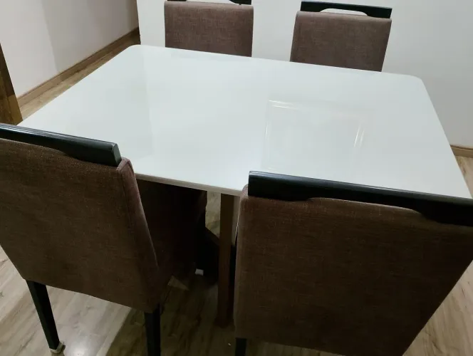 Mesa de jantar com 4 cadeiras 