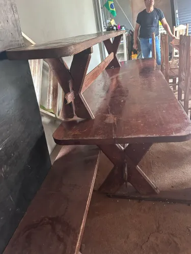 Vendo mesas de madeira com dois bancos 