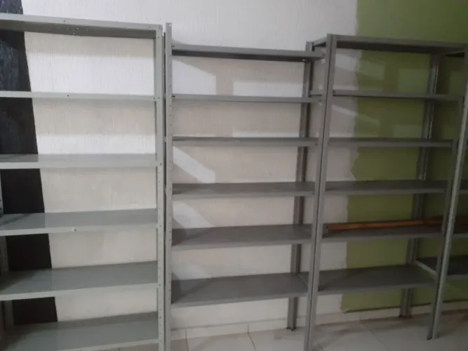 Prateleiras de ferro usadas 8 unidades a 120,00 cada