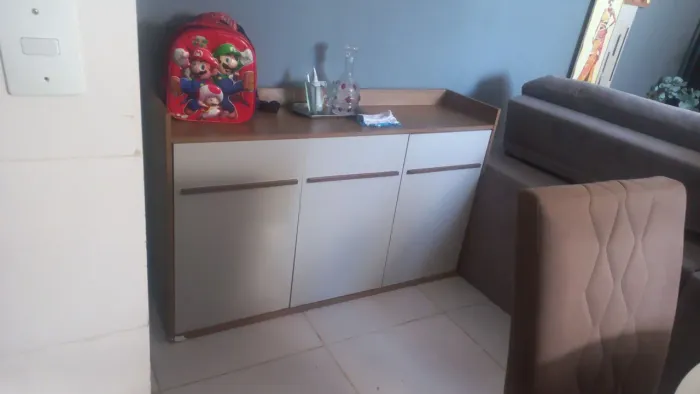 Vendo aparador de madeira lindo de 3 portas