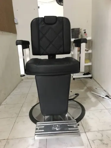 Vendo Cadeira de Barbeiro Hidráulica Reclinável GF - 4 meses de uso