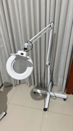 Lupa e luminária