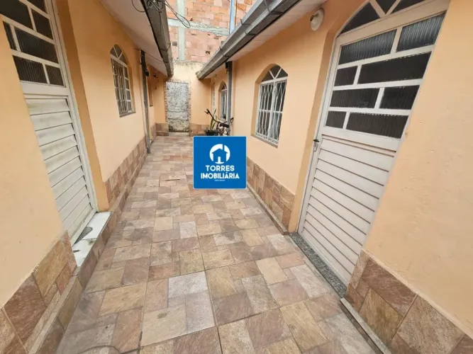 Vila com 11 quitinetes no bairro Boaçu, São Gonçalo.
