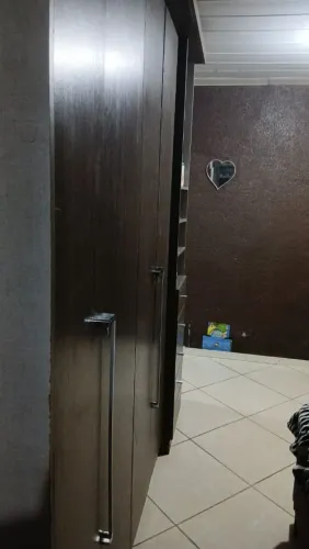 Vendo um guarda roupa de casal 4 portas com 5 gavetas, e 8 prateleiras perfeito estado .