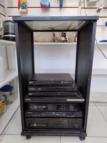 Aparelhos de DVD precisando de revisão