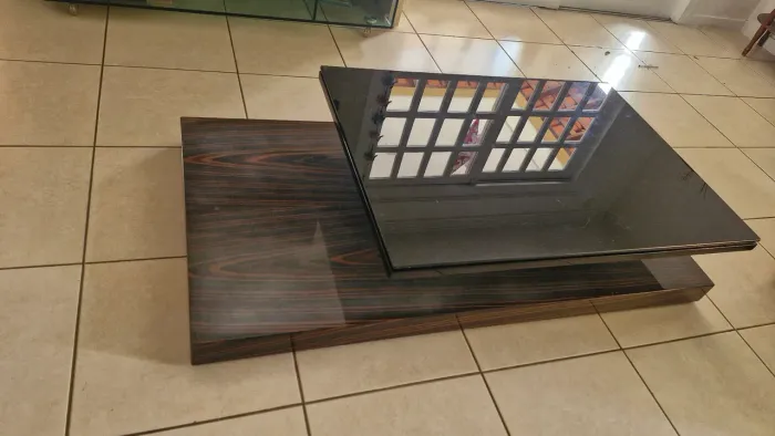 Mesa de centro com tampo de vidro