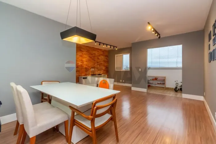Apartamento com Living Ampliado e Varanda na Freguesia do Ó