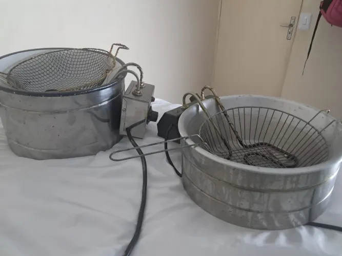 Duas fritadeiras elétricas para salgados