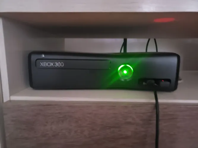 Vendo xbox 360.Com 2 controles e 10 jogos e todos cabos