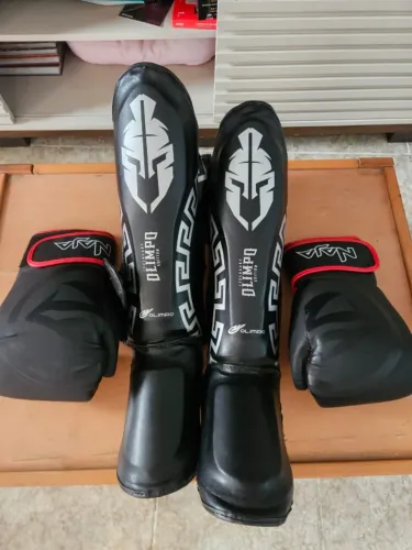 Conjunto de Luva (NAJA) e Caneleira(Olimpo) para Muay Thai