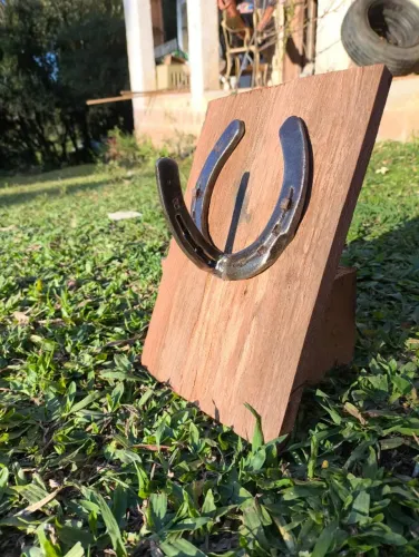cabideiro rustico de parede em madeira e ferradura artesanal