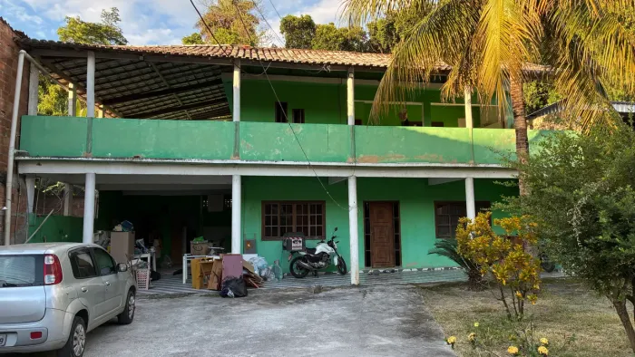 VENDO 02 CASAS AMBAS COM VARANDA E GARAGEM E UM QUINTAL ENORME