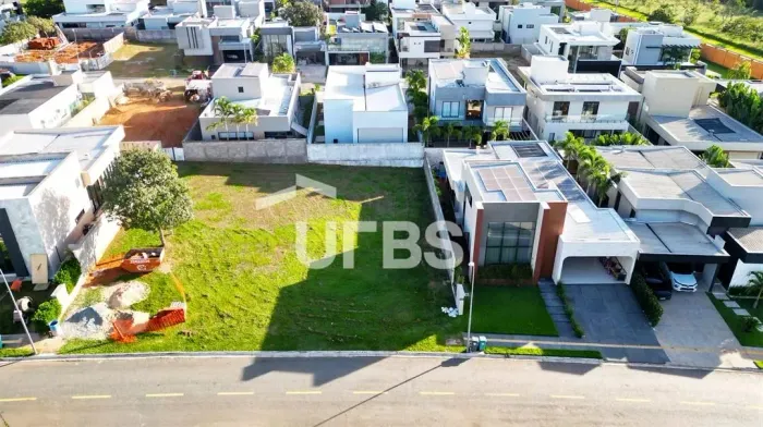 Lote residencial super bem localizado com 423,14 m² no Portal do Sol Green !